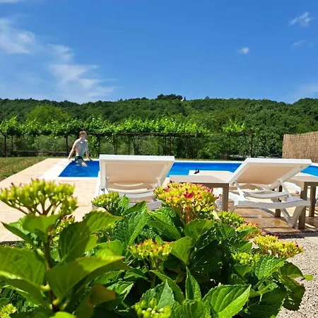 Villa Laura - Away From *